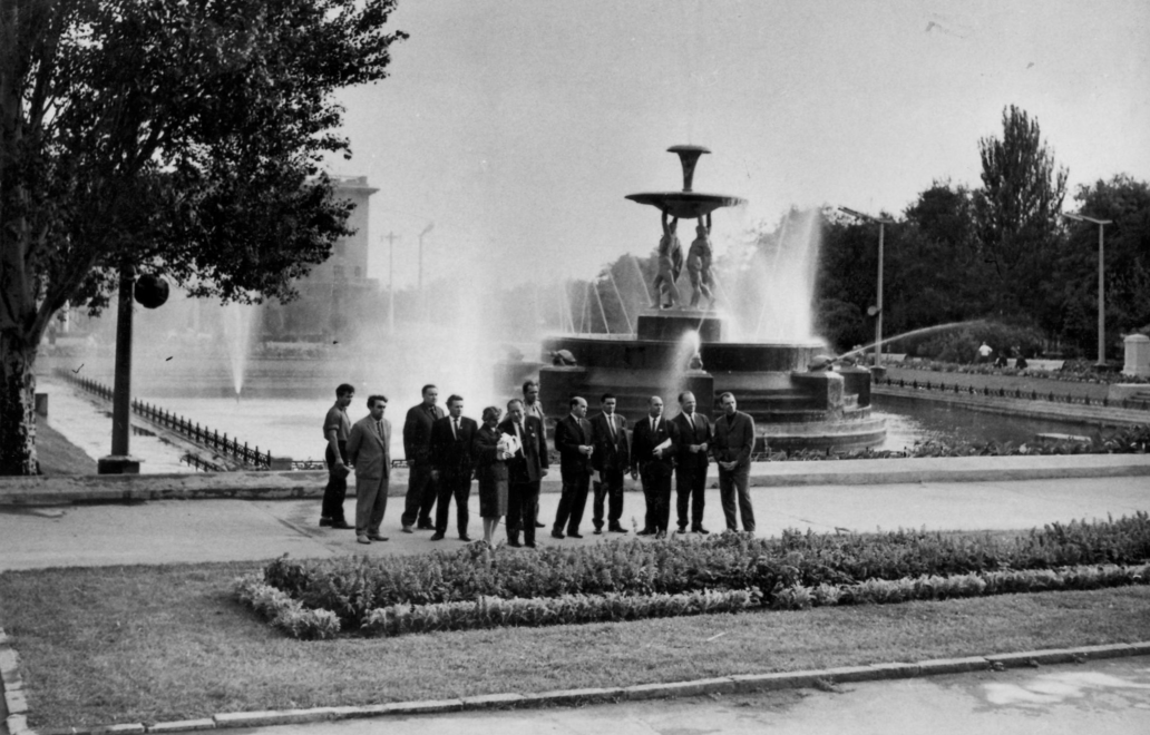 Иностранная делегация перед фонтаном на Театральной площади фото с pastvu.com 1925