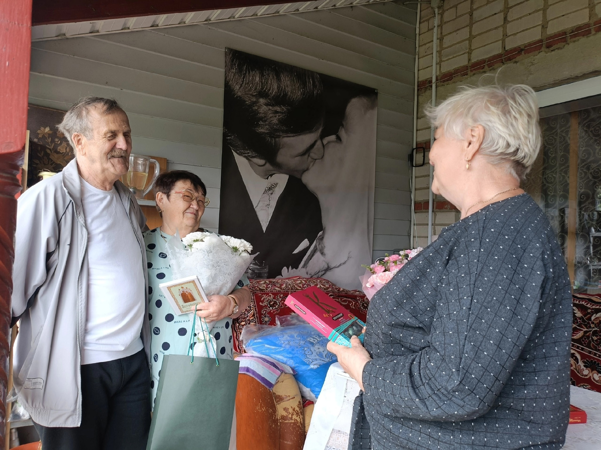 На веранде уже год висит баннер во всю стену с фотографией страстного поцелуя как напоминание о первом дне семейного счастья. Супруги смотрят на него и не верят прожитым в любви и согласии годам | Фото mayak-vologda.ru