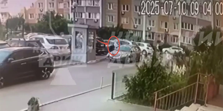 Сам момент нападения на Воронича//Скриншот видео из соцсетей