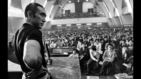 Юкио Мисима перед публикой