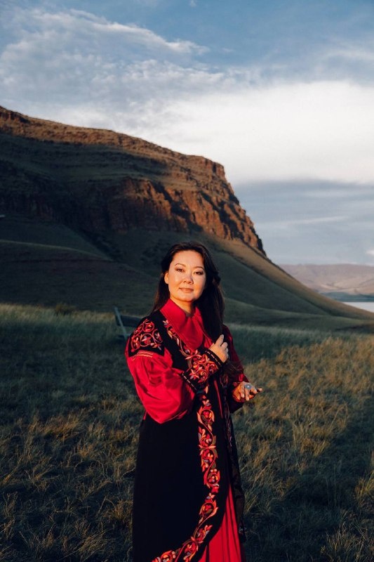 Фото Мария Окунева в национальном костюме Хакассии