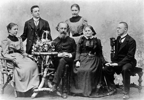 Семья Гессе. Герман - крайний справа