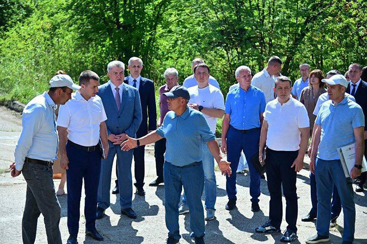    В автоград руководитель республики прибыл во второй половине дня и первым делом посетил оздоровительный лагерь «Следопыт» в 11 км от Челнов