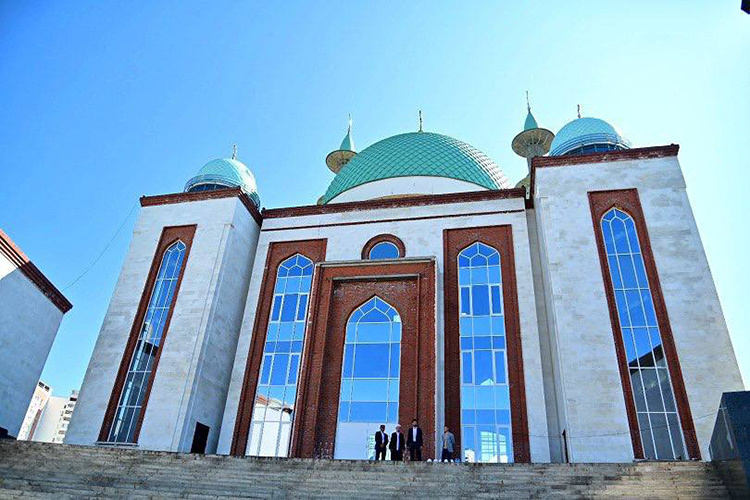    Делегация во главе с Миннихановым проверила, как идет строительство исламского духовно-просветительского центра