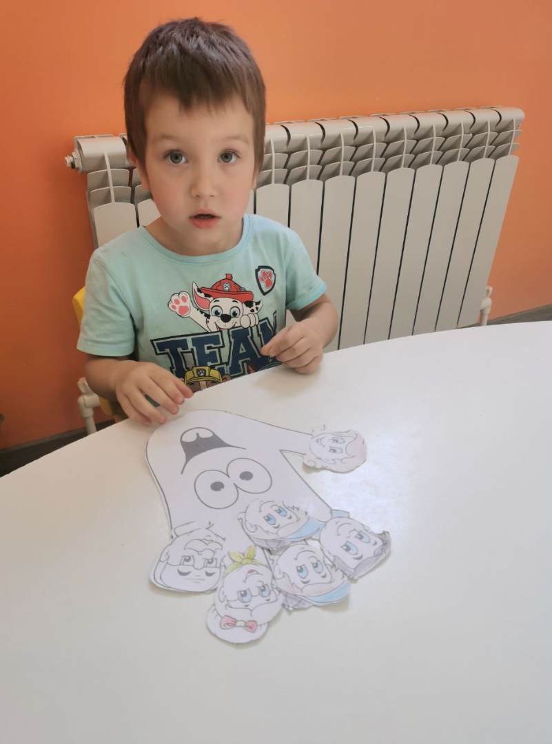 Глядя на этого мальчика, так сразу и не подумаешь, что он тиран и деспот, который беззастенчиво пользуется своим положением.
Между тем, это именно так.