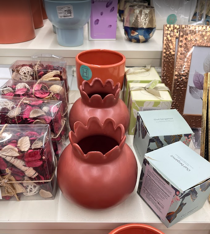 Я бы в такую вазу поставила бы столовые приборы на столе