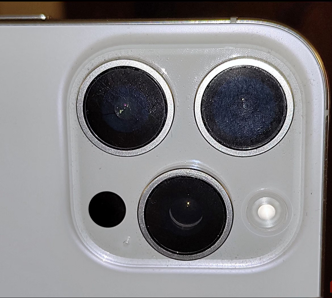      Протри объектив микрофиброй или просто майкой — и снимки станут суперчеткими!