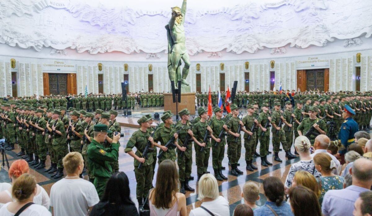     Присяга Преображенского полка в Музее Победы Источник: victorymuseum.ru Автор фото: Пресс-служба Музея Победы