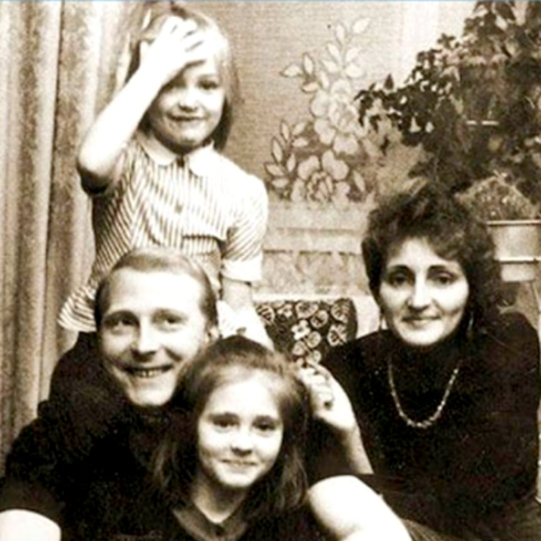 Таня с родителями и сестрой (выше всех) 