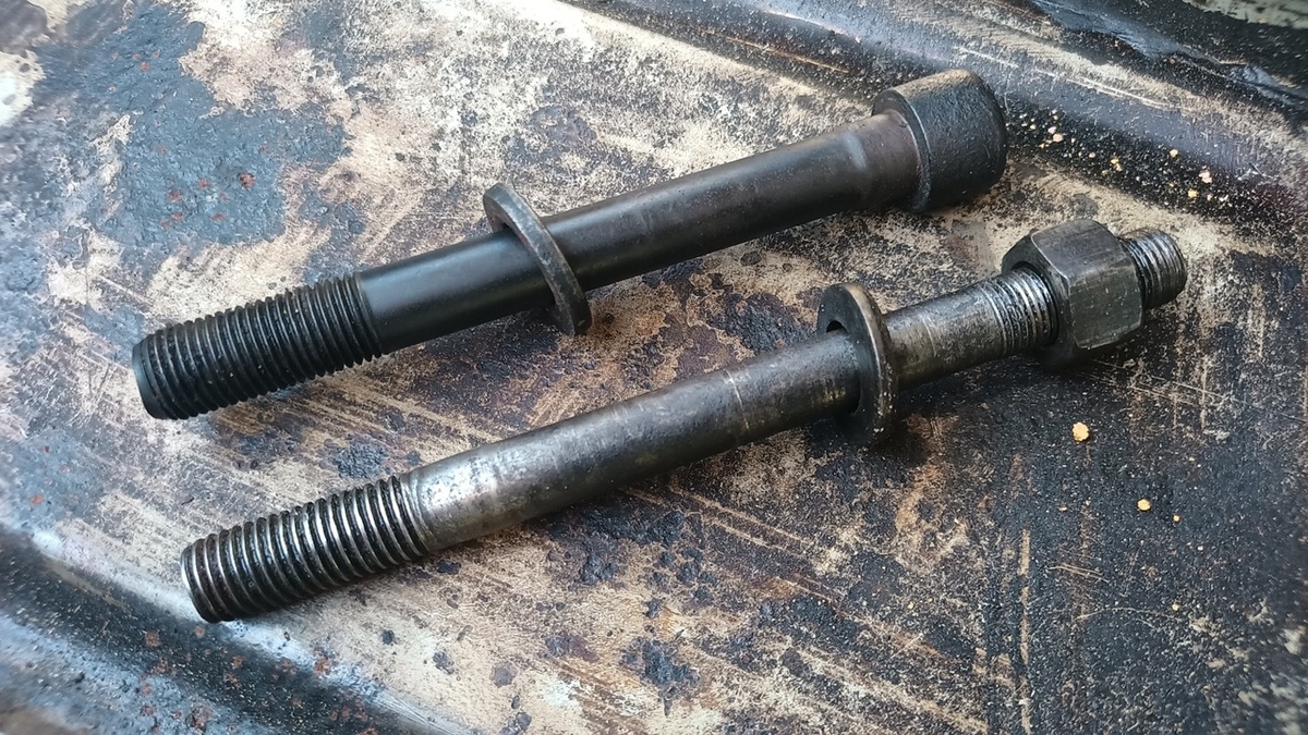 Верхний болт от Хёндей Старекса 4х4, а нижняя шпилька с 417 движка 