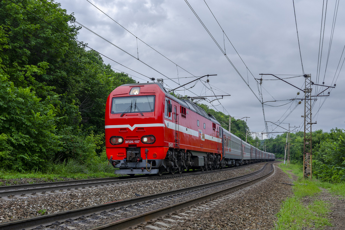 Электровоз ЭП2К-107 на перегоне Уфа - Черникова. Автор фото: Glabab 