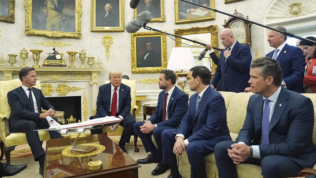   Evan Vucci / AP- Генсек НАТО Марк Рютте и президент США Дональд Трамп