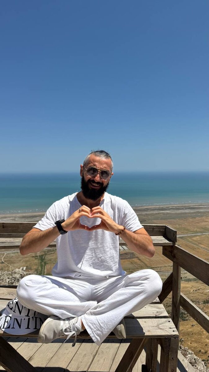 Чермен Дзотти — предприниматель, писатель, рекордсмен по гвоздестоянию, филантроп, ректор «Академии Счастливых Миллионеров»