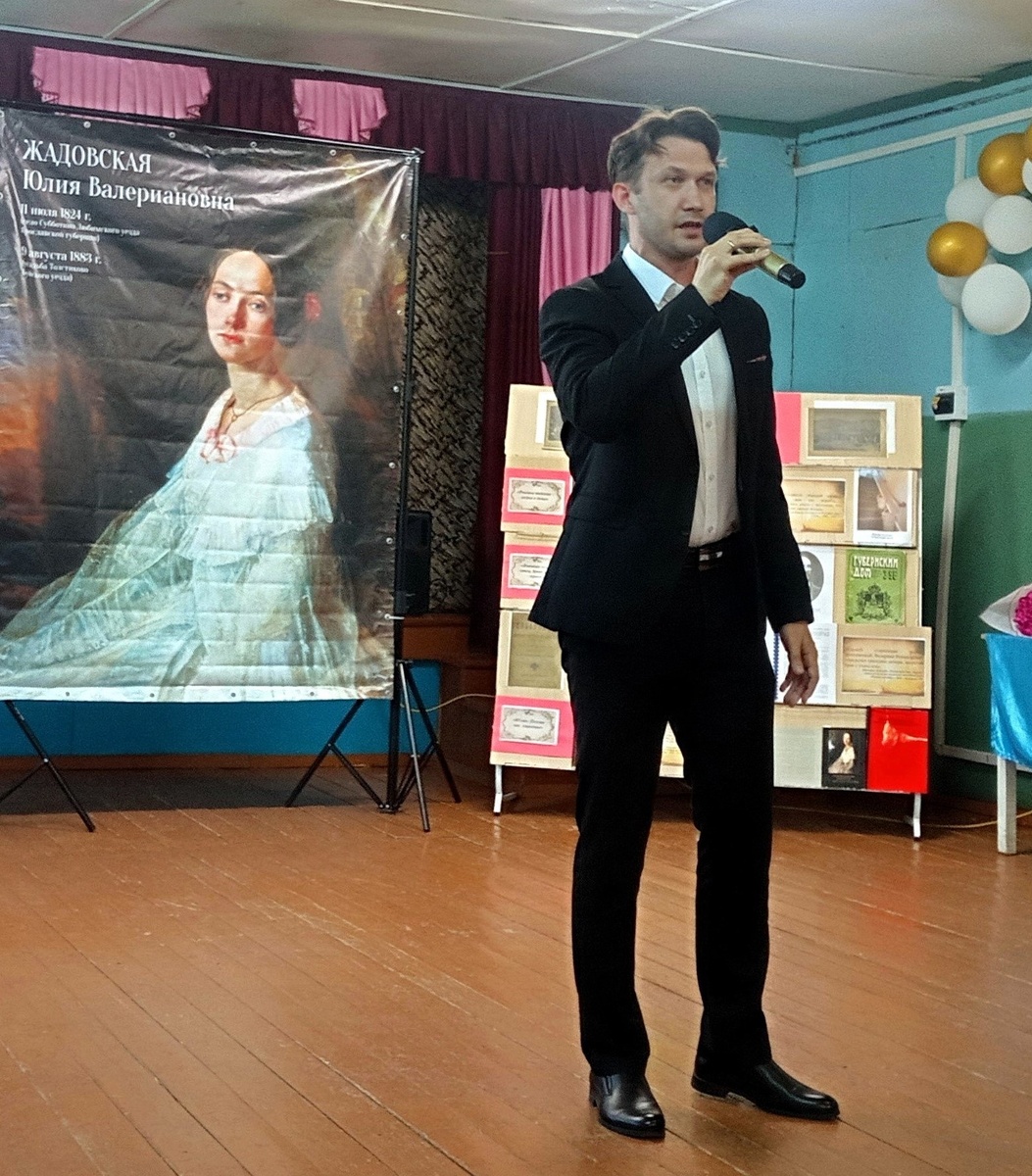 Поэт Дмитрий Соболев испонянет авторские песни