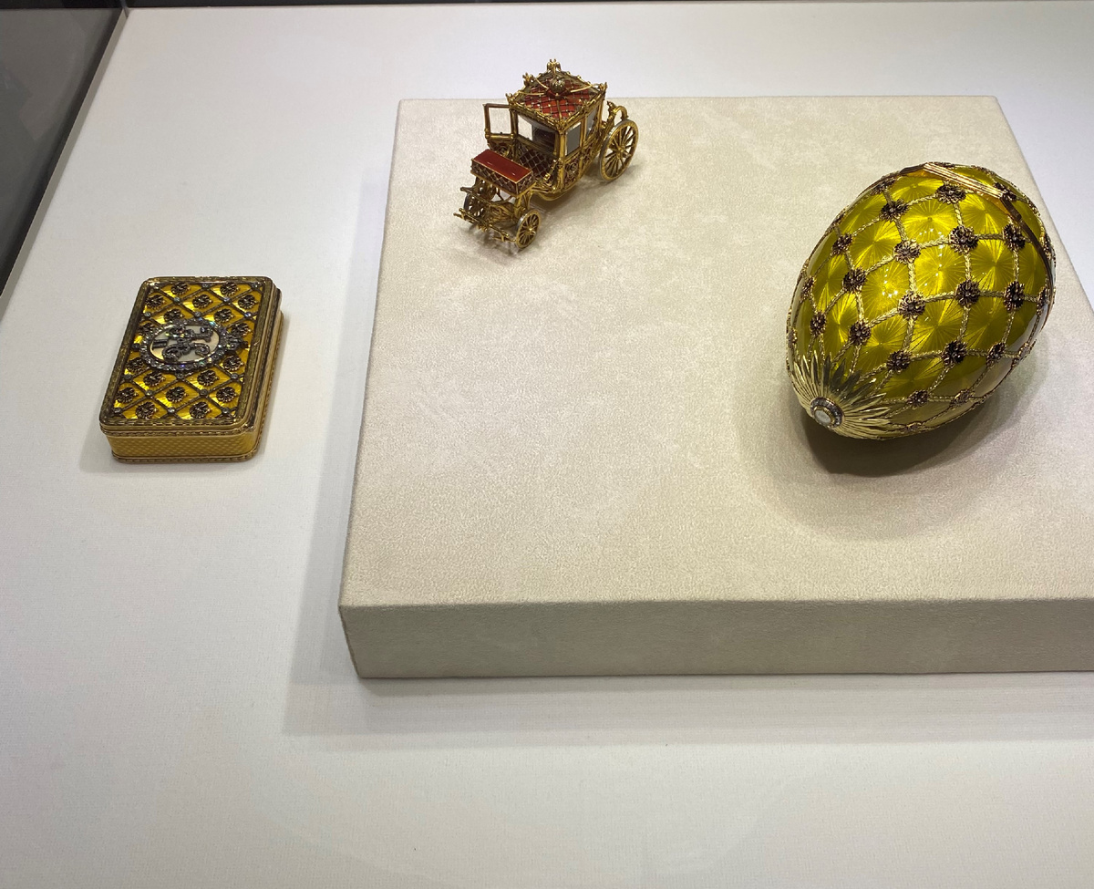 Коронационное - Сюрприз — точная 10-сантиметровая копия Императорской кареты Екатерины II для коронации Николая II.