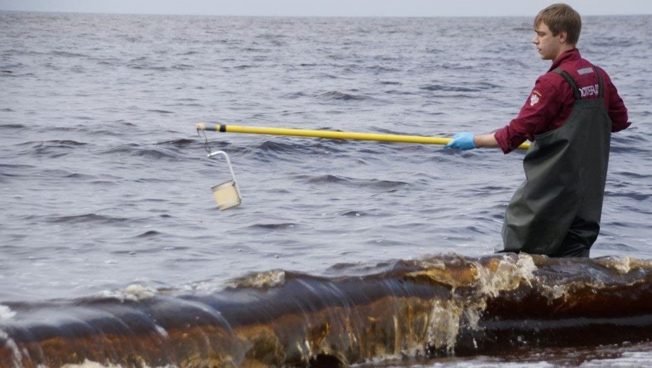    Сотрудник Роспотребнадзора берет пробы воды в Петербурге Автор фото: t.me/rospotrebnadzor_spb