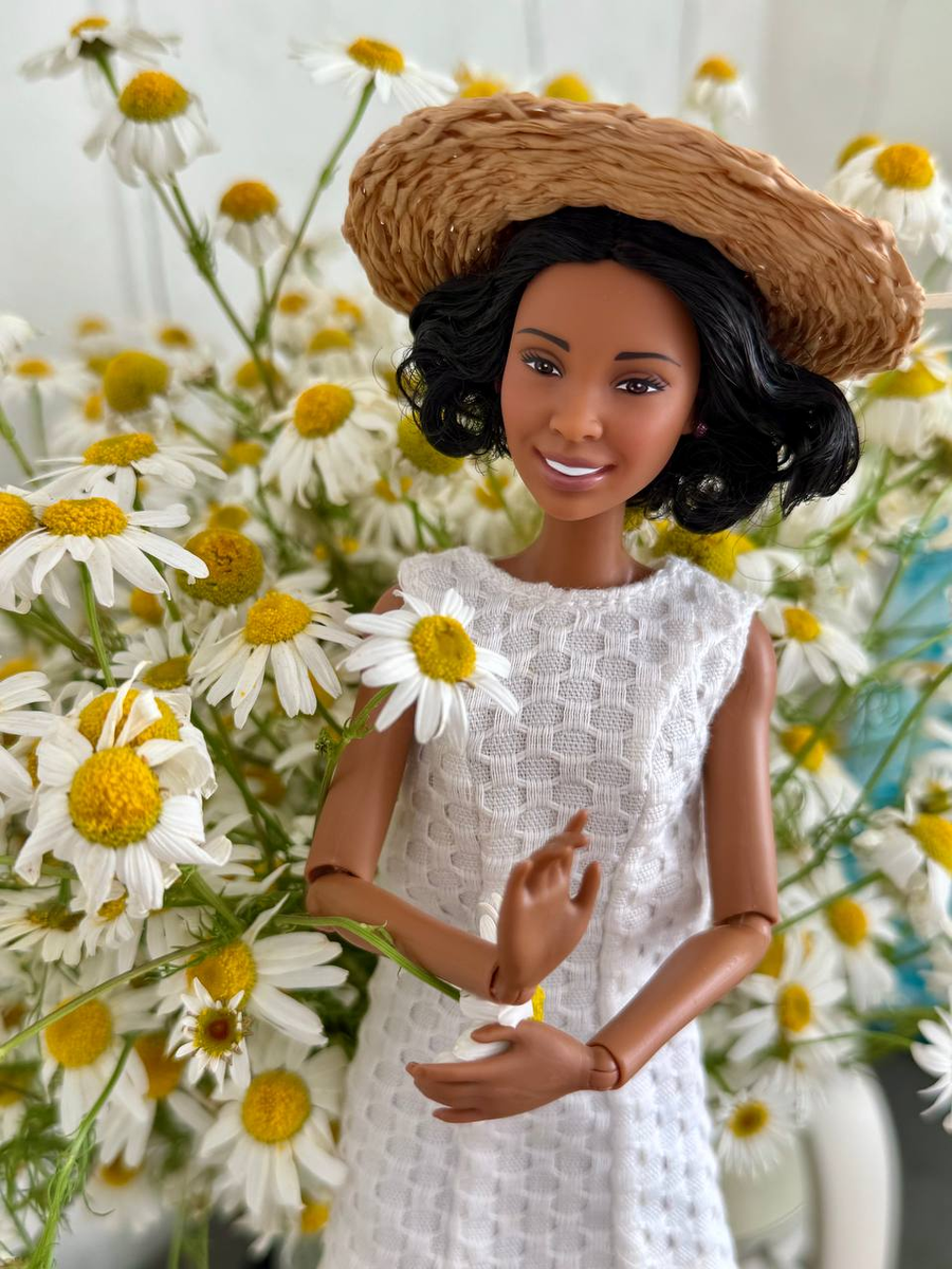 на кухне с букетом ромашек