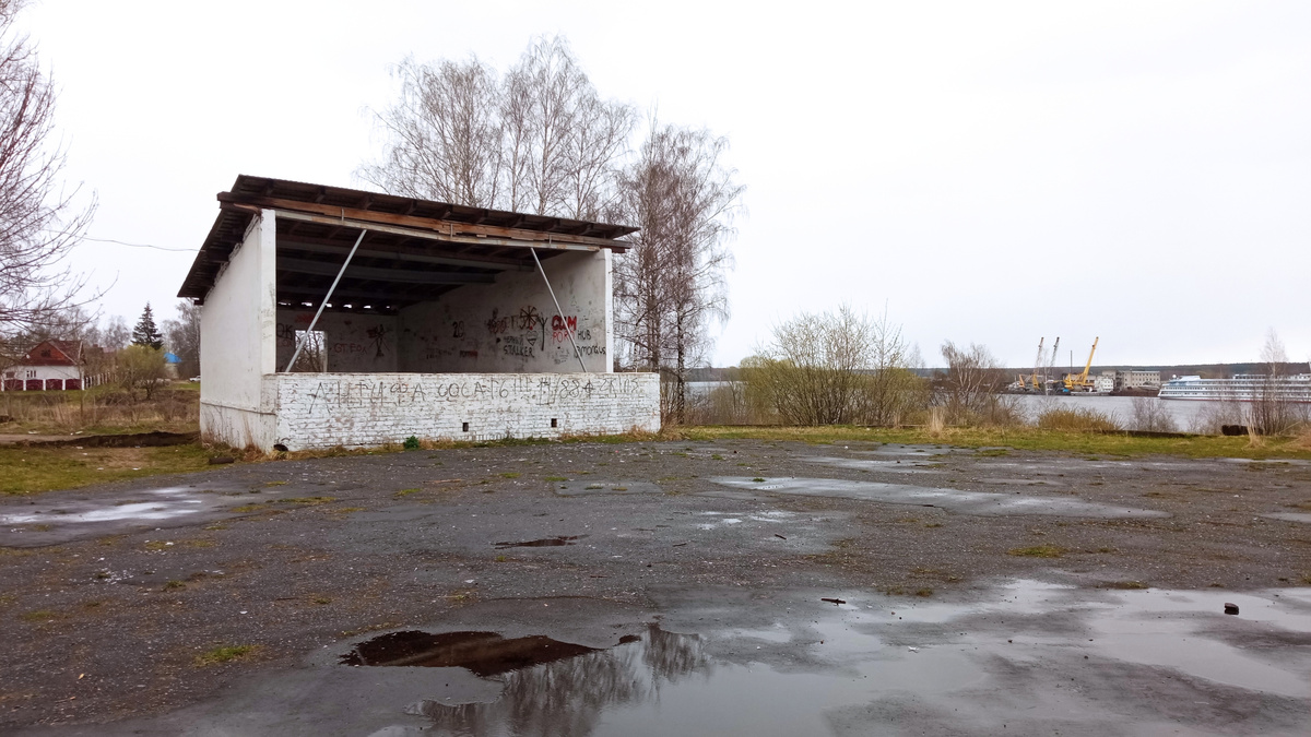 Кимры, сцена на берегу Волги в городском парке