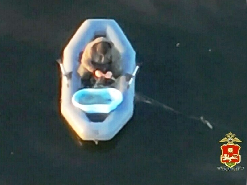 Оперативная съёмка. Рыбак "мочкует" сеть