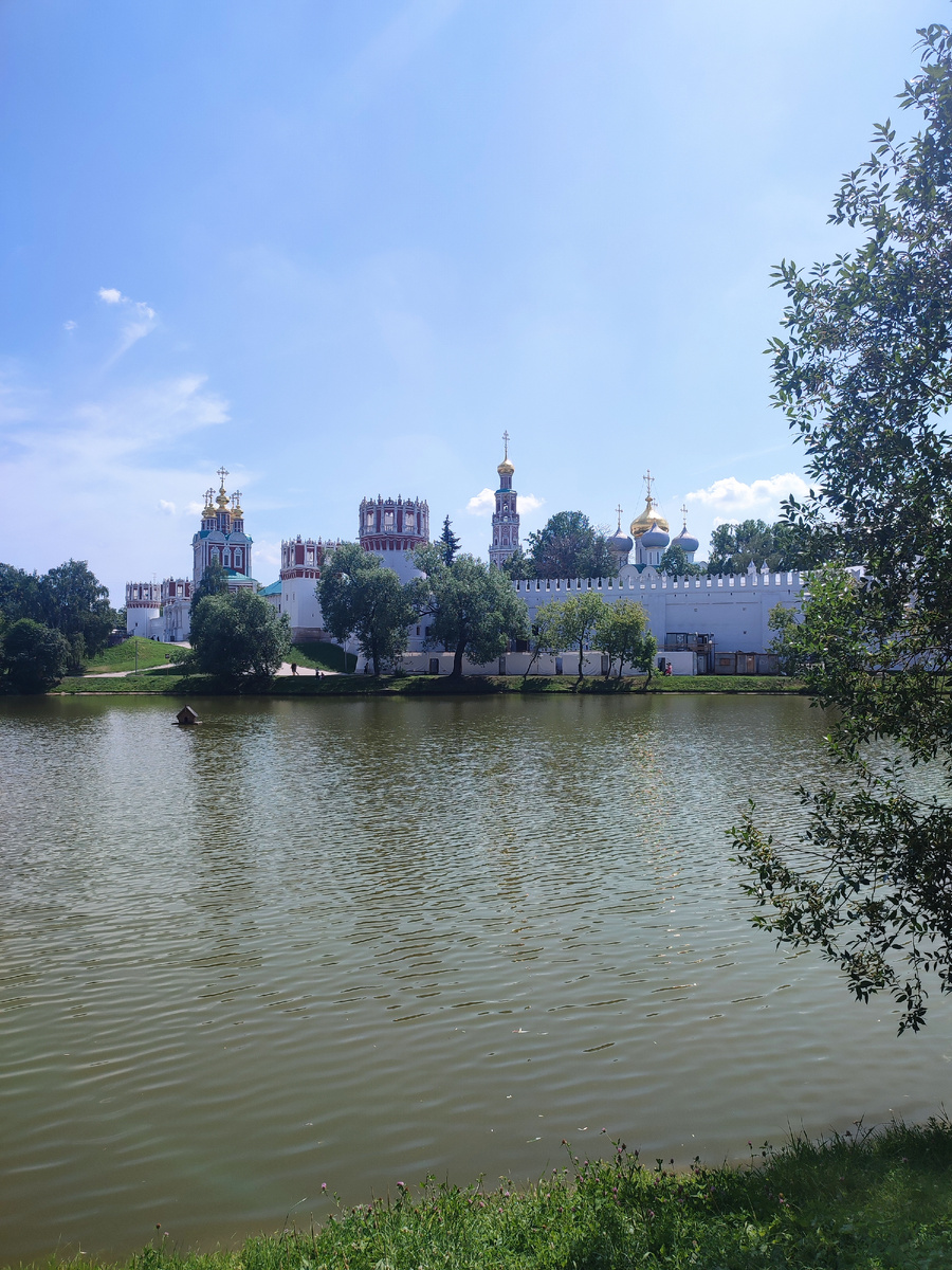 Вид на монастырь с берега пруда