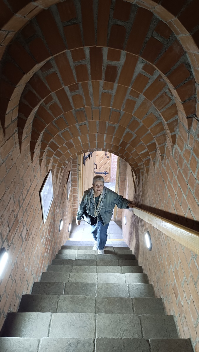 В джинсах и кроссовках - по ступеням галереи Лидского замка... /НА ФОТО - автор