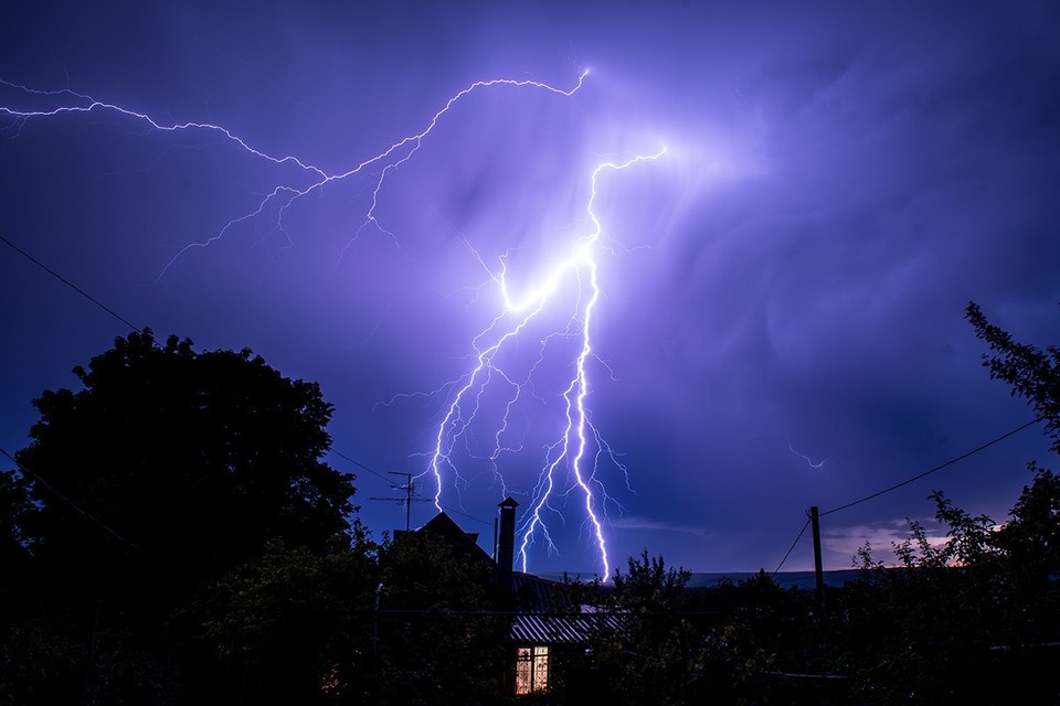    KP.RU перечислил советы ученых, как спастись от удара молнии на улице и дома Ксения ТИМОФЕЕВА