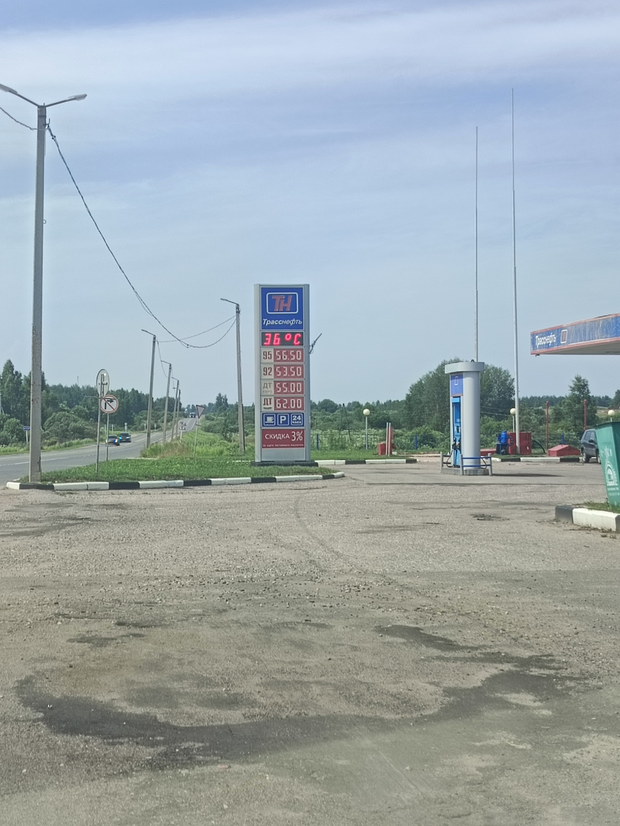 Остановились выпить кофе, увидела термометр. Как на юге 🙂