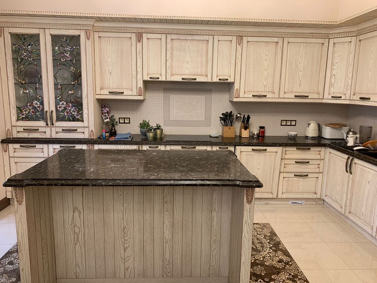 кухонная столешница и остров из кварцевого агломерата