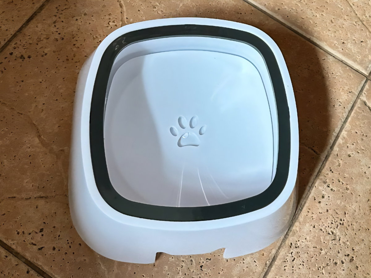 Миска-непроливайка для бородатых собак. Не только не перворачивается, но и позволяет сохранить собачью бороду почти сухой. Фото из личного архива