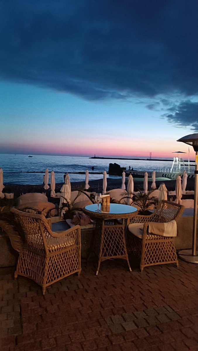 Великолепный закат за столиками ресторана "Дель Мар"