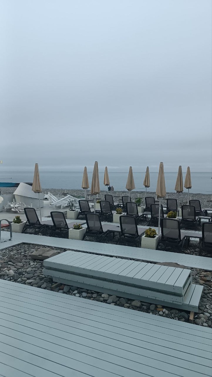 Пляж в центральном районе Сочи в начале сезона.