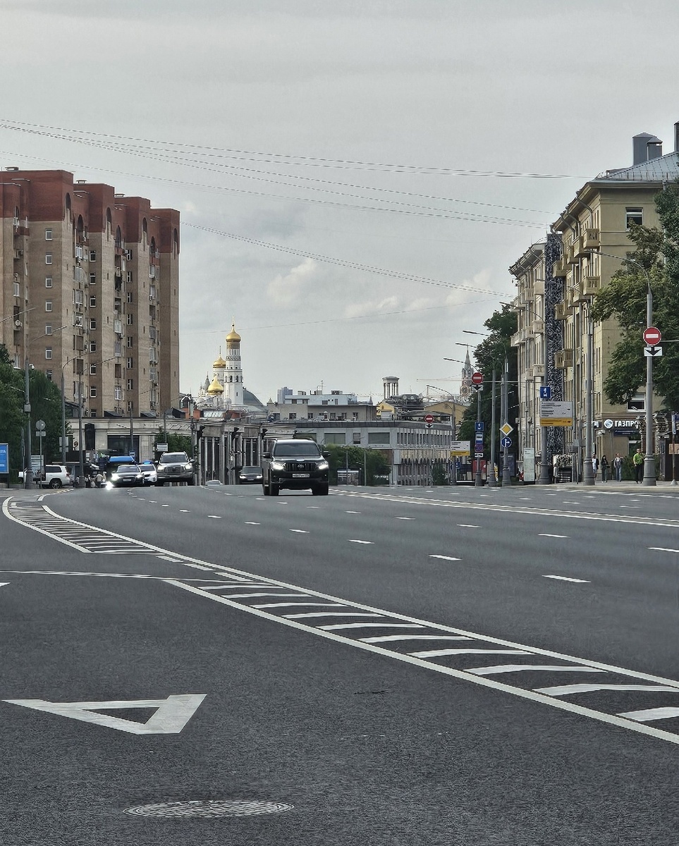 Улица Большая Якиманка. Виднеется Кремль и Иван Великий. Фото автора