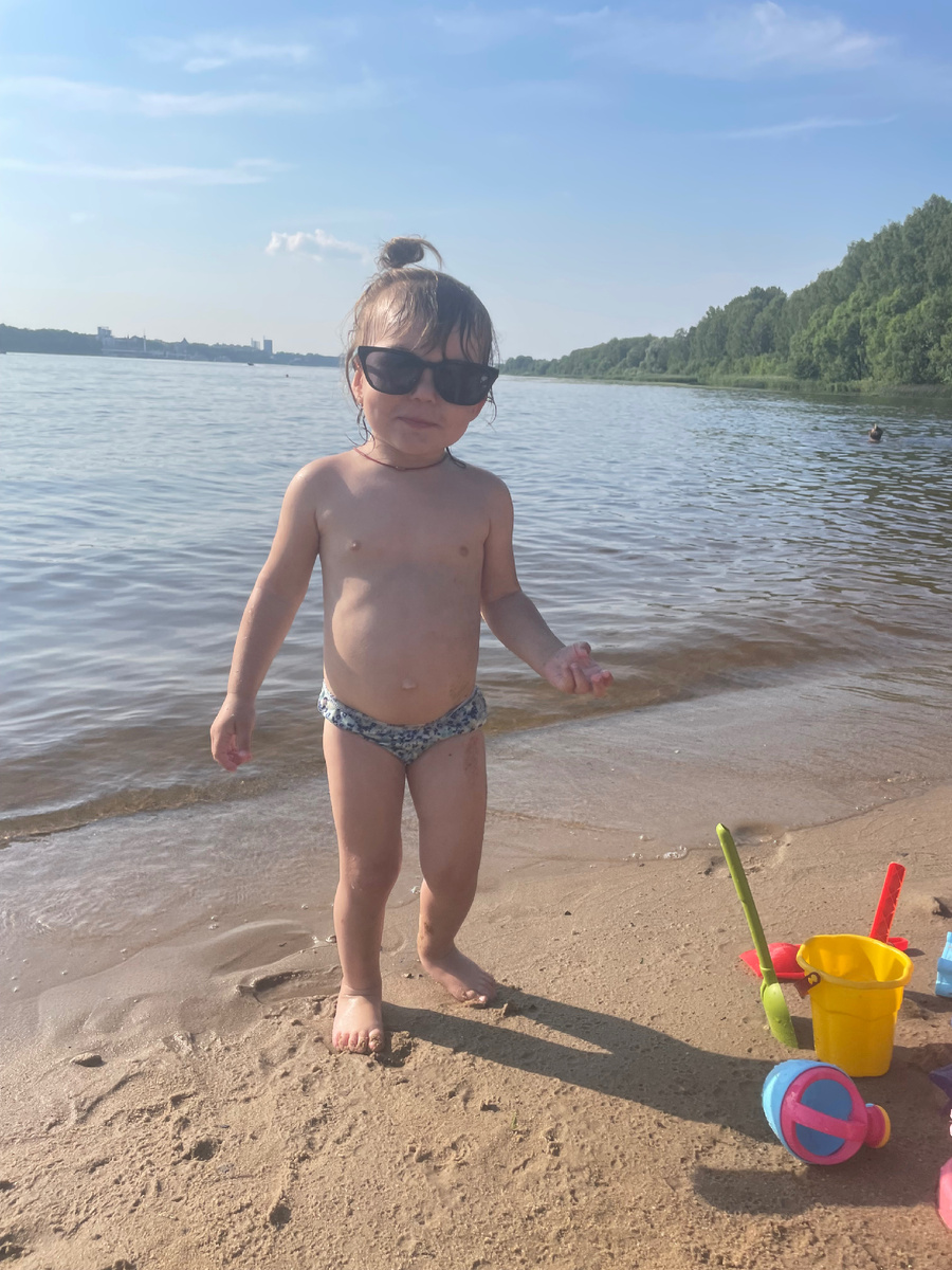 Маша на пляже ( были в новом месте) народу много, но на фото пропали 🤷‍♀️