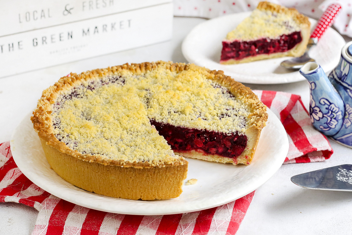 Вишневый крамбл - английский пирог из песочного теста с корицей и вишней