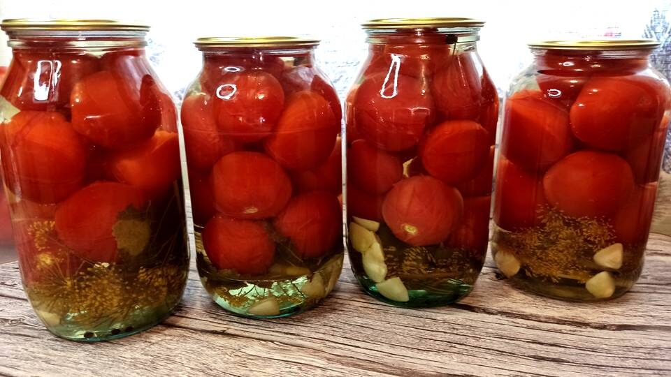 С этим рецептом помидор на зиму никогда не распрощаюсь, уж очень вкусные маринованные помидоры получаются!