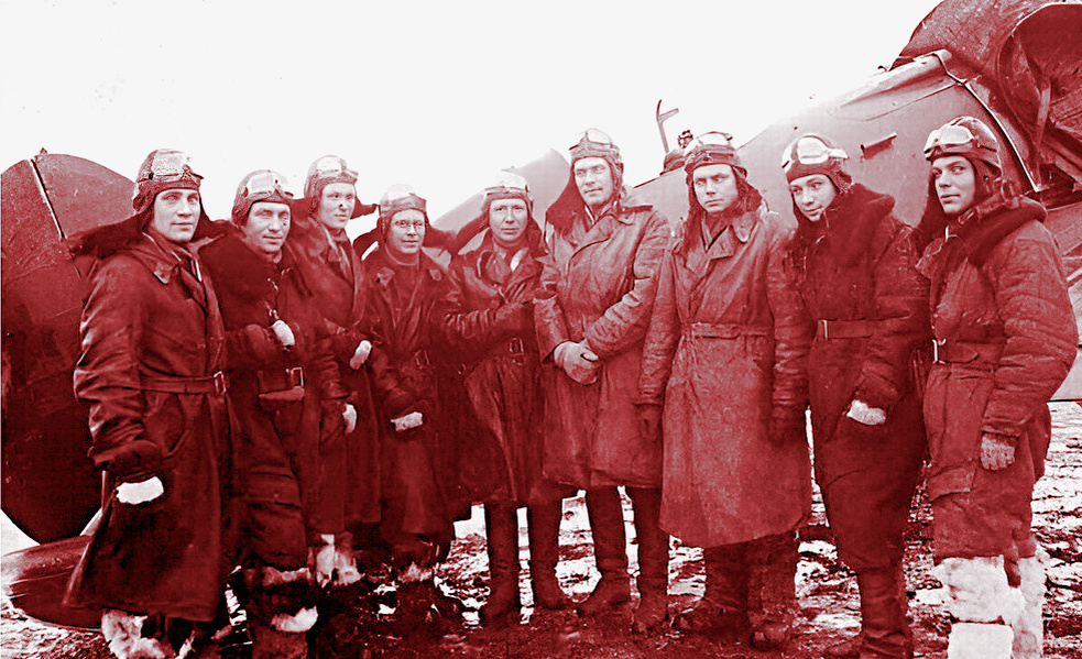 Пилоты 36-го ИАП (герой повествования справа) на фоне И-16, 1942 г.