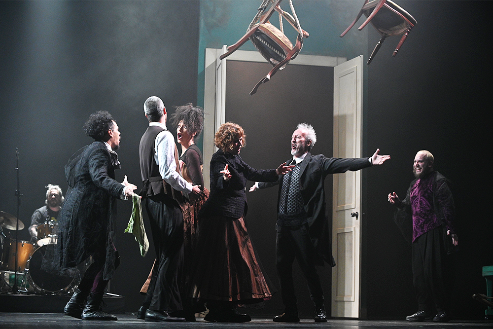    Сцена из бразильского спектакля "Брас Кубас". / Фото: Александр Куров