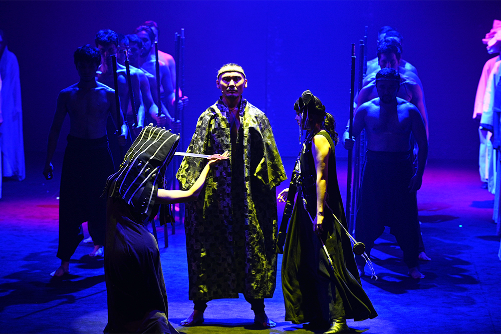    Пластика и звук - главное в спектакле "Мамлюк. Султан Бейбарыс". / Фото: Александр Куров