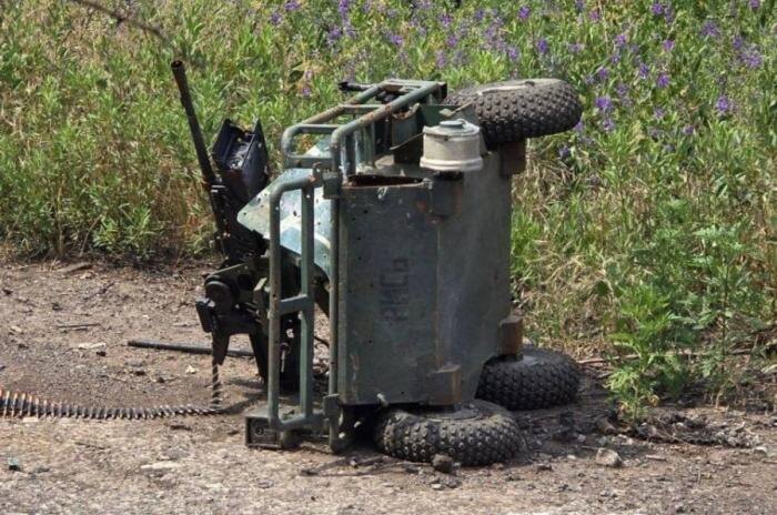 Уничтоженный «Чёрными Барсами» ВСУшный наземный роботизированный комплекс «Рысь». Украинский дрон, оснащённый пулёметом, был подбит нашим FPV и мирно так лежал на боку, дожидался, когда попадёт в руки наших солдат в качестве трофея, источник Телеграм-канал Работайте, братья!