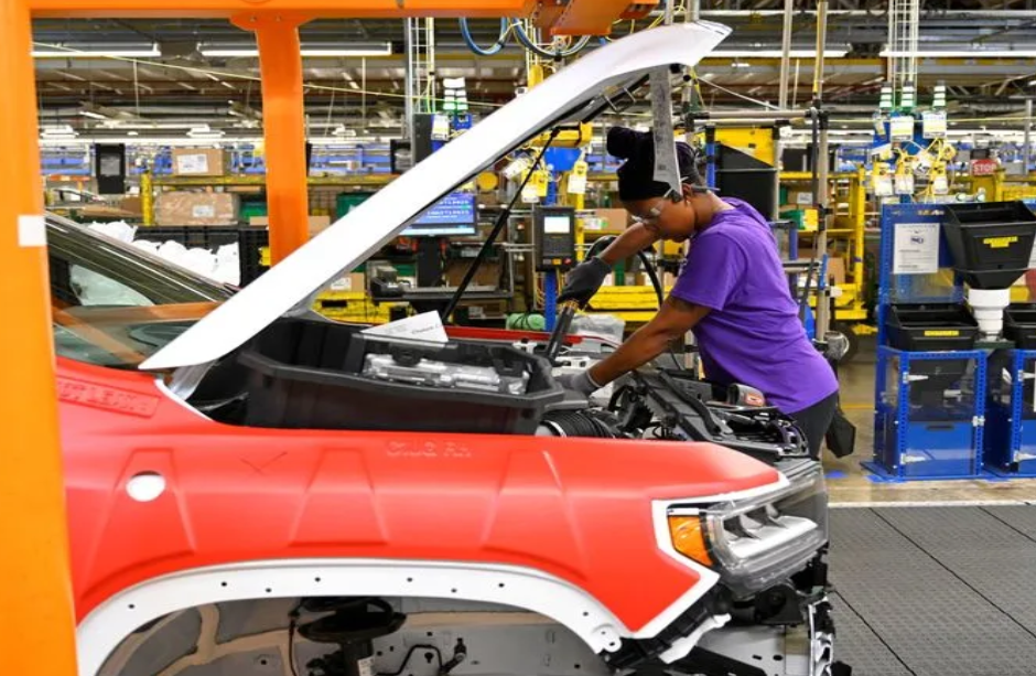 ...на сборочной линии на заводе General Motors (GM) в Спринг-Хилле.