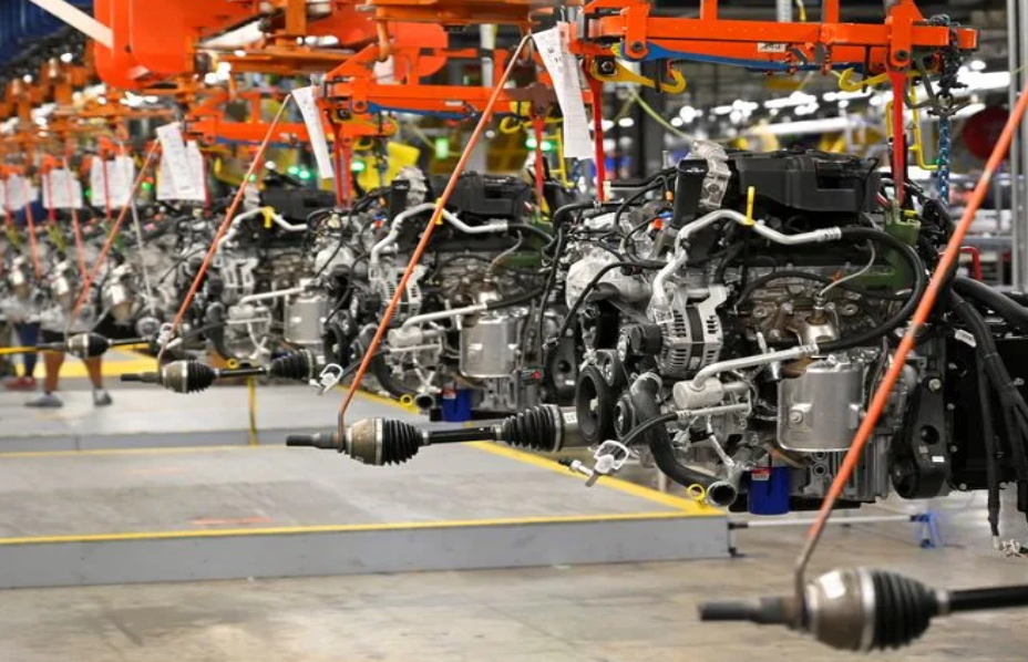 Собранные двигатели перемещают по сборочной линии на заводе General Motors (GM) в Спринг-Хилл.