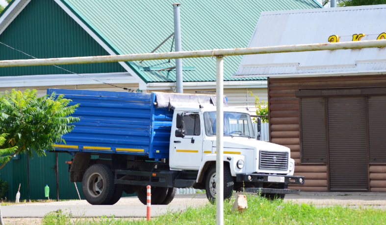 Фото автора. Июль 2025. Не заменимый в сельской жизни самосвал.