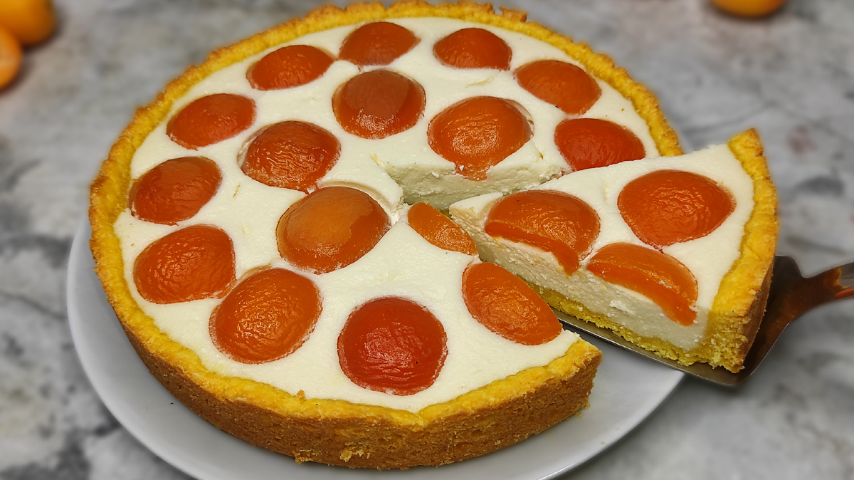 Песочный пирог с абрикосами и творожной заливкой. Фото автора. 