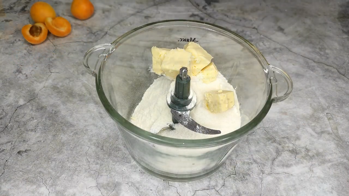 Песочный пирог с абрикосами и творожной заливкой. Фото автора. 