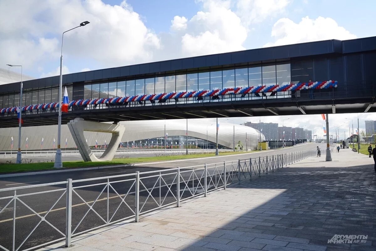    Красные арки, синяя подсветка.