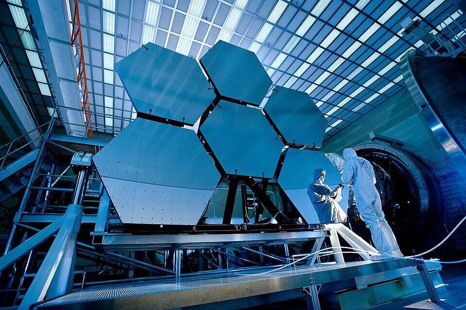 Источник изображения: https://upload.wikimedia.org/wikipedia/commons/thumb/9/99/James_Webb_Space_Telescope_Mirror37.jpg/960px-James_Webb_Space_Telescope_Mirror37.jpg