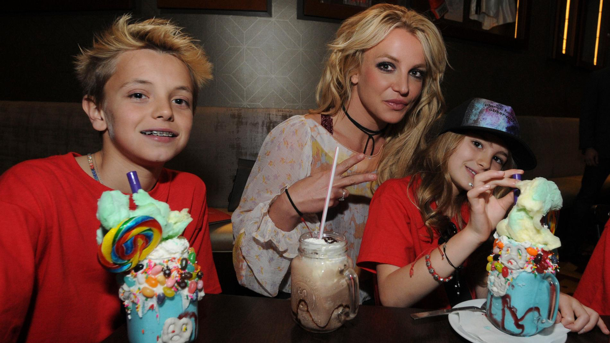    Бритни Спирс с сыновьями от Кевина Федерлайна. Фото: Getty Images