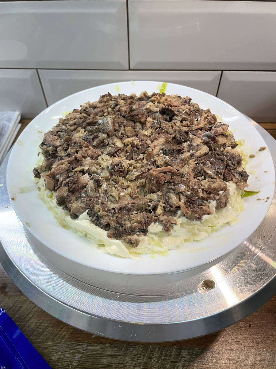 Лучше всего подойдет горбуша или тунец