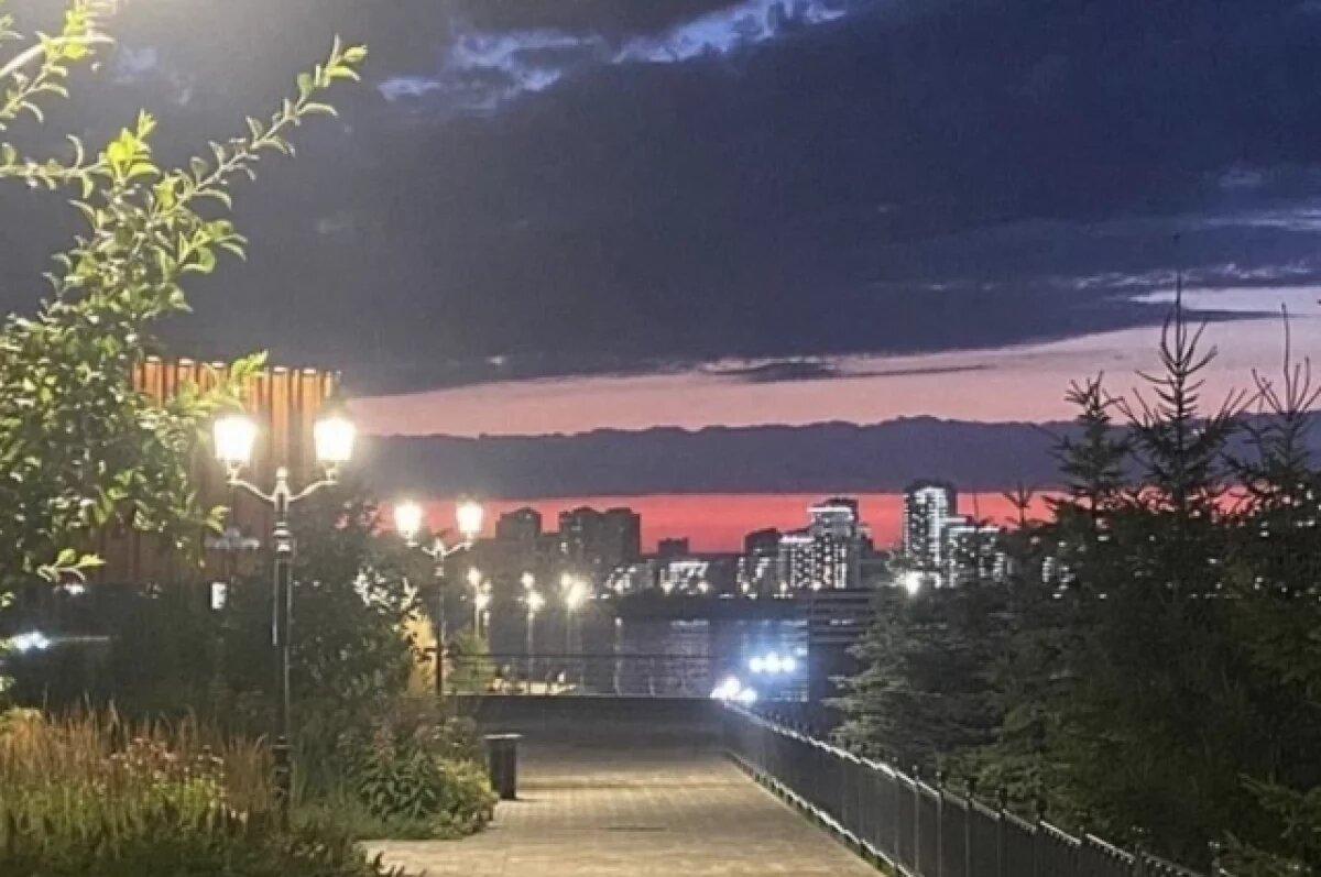    В Казани заметили закат в цветах российского флага