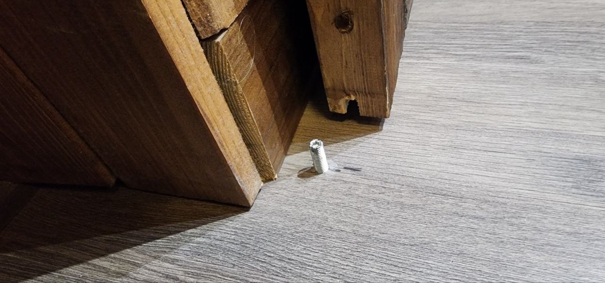 В нижней части двери фрезером выбран паз. По краям он чуть менее глубокий, чтобы дверь не соскальзывала. Чтобы сделать фото я приподняла дверь вверх и сняла ее с дюбель-гвоздя.